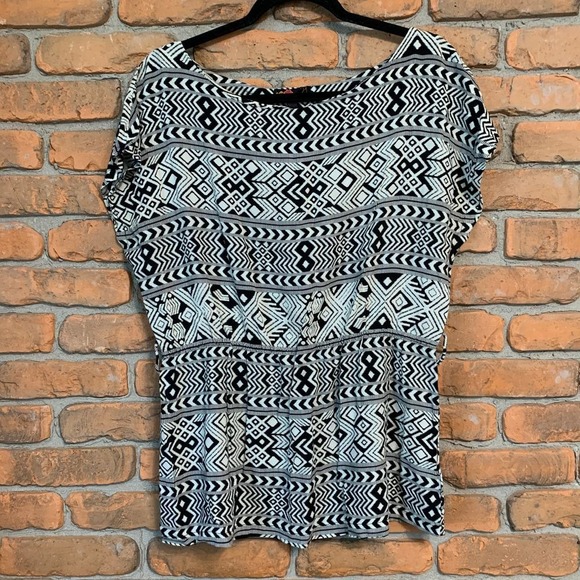 Forever 21 Geometric Print Top Womens Size Large Black White Blouse Short Sleeve - Picture 1 of 5